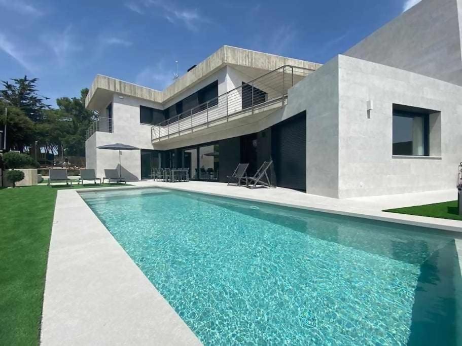 una casa con piscina frente a ella en Naramia Sagaro Villa with Poolgarden10 Pax, en S'Agaró