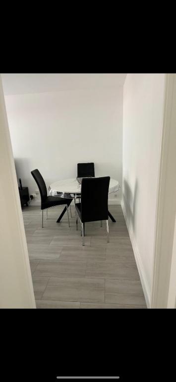 une salle à manger avec une table et deux chaises dans l'établissement Apparement T2 pour 4 personnes, à Cannes