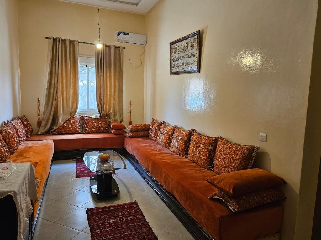 sala de estar con sofá y mesa en Targa Flat, en Marrakech