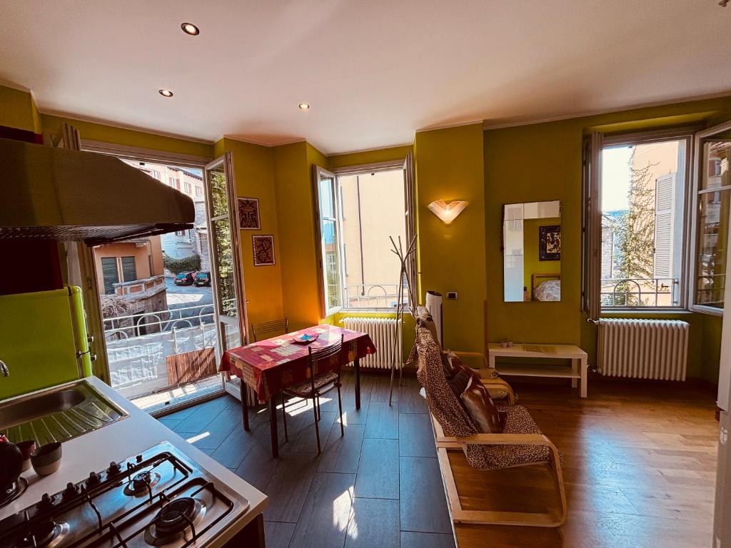 een keuken met groene muren en een tafel en stoelen bij Principessa Como close to the lake in Como