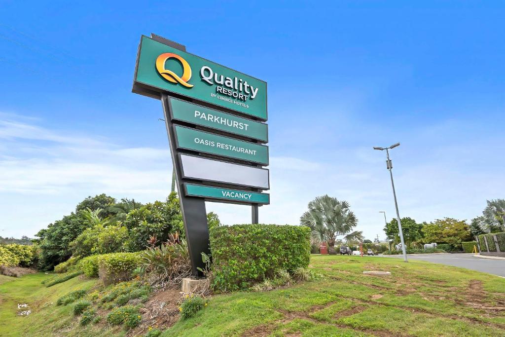 a sign on the side of a road at Quality Resort Parkhurst in Rockhampton