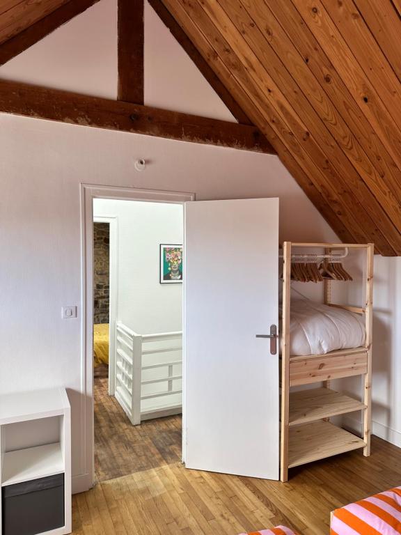 Cette chambre mansardée comprend des lits superposés. dans l'établissement Maison entre Aven et Belon - Riec sur Belon, à Riec-sur-Bélon