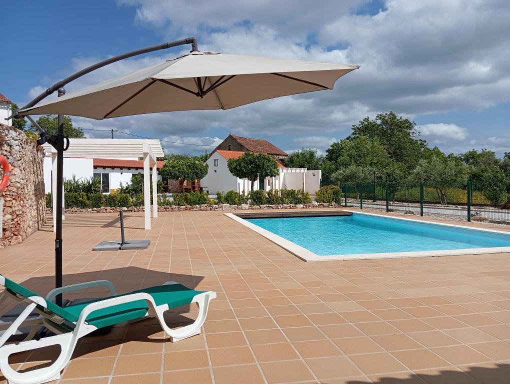 Bazén v ubytování Villa Rominha Alvaiázere - Casa do Rancho nebo v jeho okolí