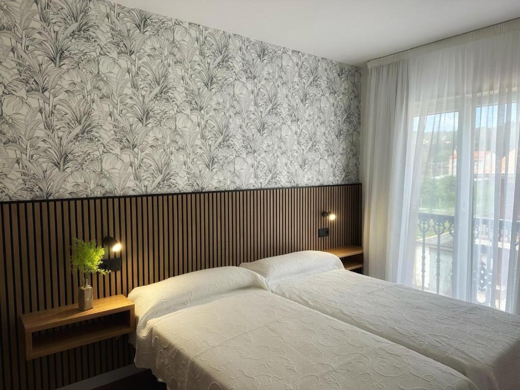 Postel nebo postele na pokoji v ubytování Hotel Playa de Sardiñeiro