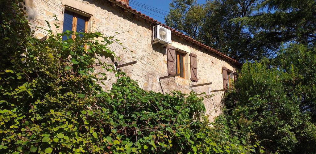 Zahrada ubytování Ancienne grange réhabilitée et Grangette avec piscine et jardin