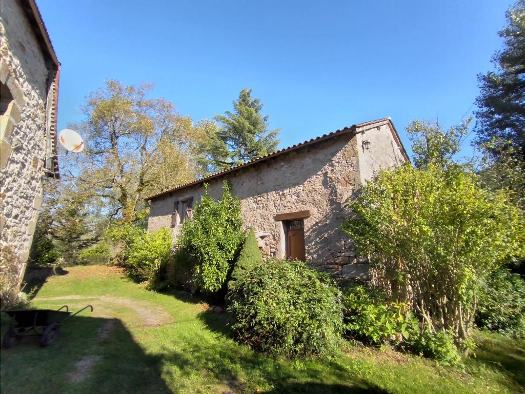 Zahrada ubytování Ancienne grange réhabilitée et Grangette avec piscine et jardin