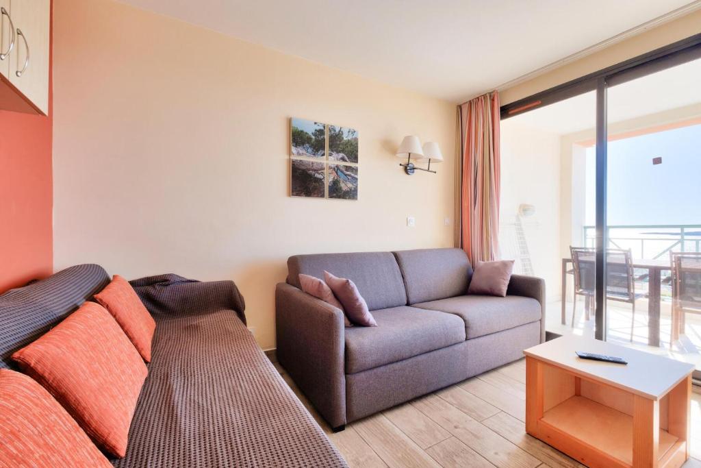 un salon avec un canapé et une table dans l'établissement Résidence Cannes Villa Francia - maeva Home - Appartement 2 pièces 5 personnes - Prestige MAE-8991, à Cannes