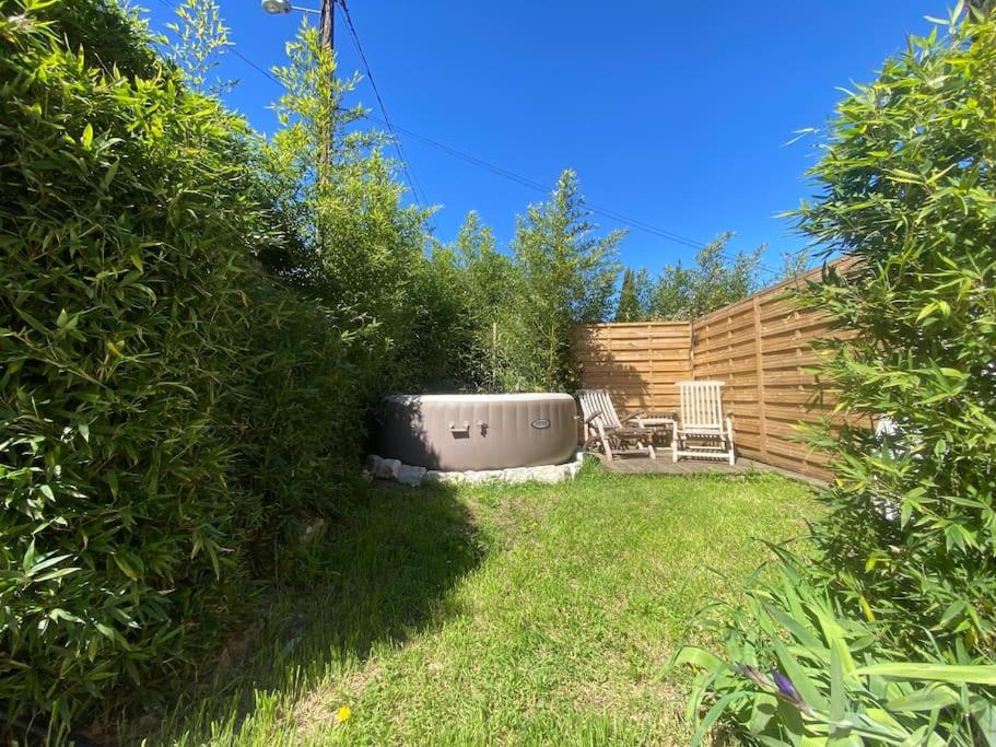 une cour avec un bain à remous dans la pelouse dans l'établissement Haut de villa, à Mouans-Sartoux