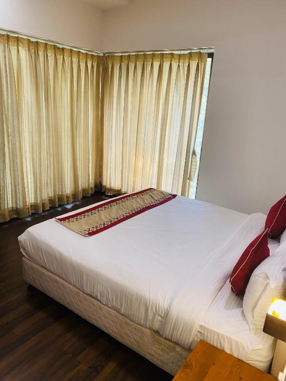 Mumbai House Luxury Apartments Santacruz East, Mumbai - Apartment With Shared Bathroom