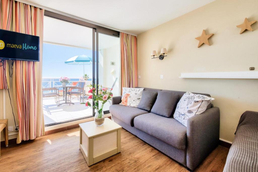 un salon avec un canapé et une table dans l'établissement Résidence Cannes Villa Francia - maeva Home - Appartement 2 pièces 5 personnes - Prestige MAE-2341, à Cannes