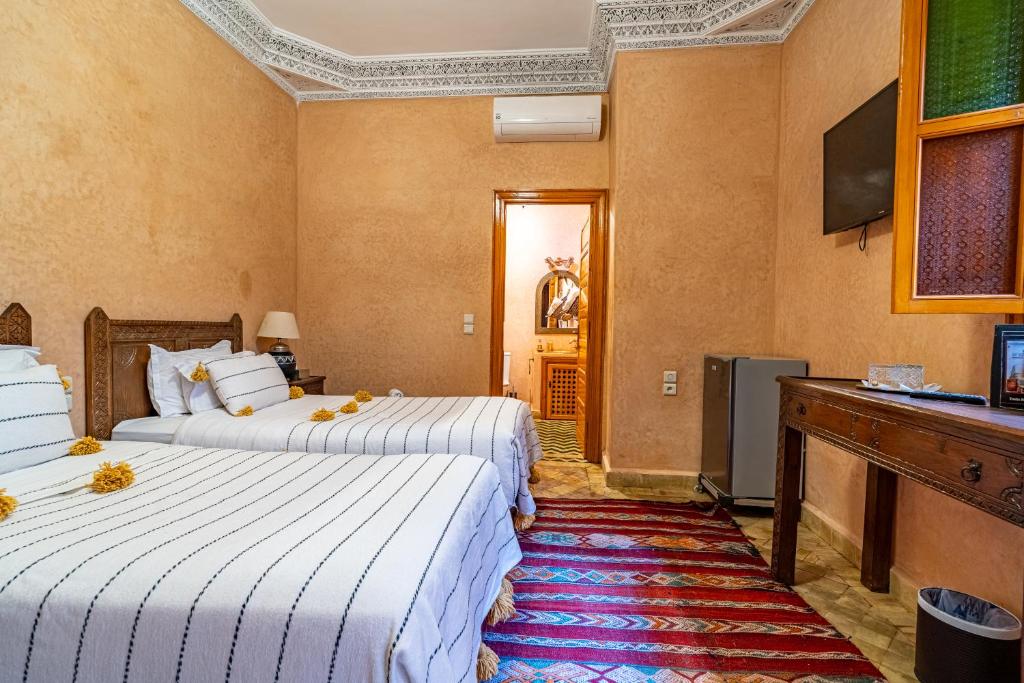 Postel nebo postele na pokoji v ubytování RIAD VILLA SIDI BABA