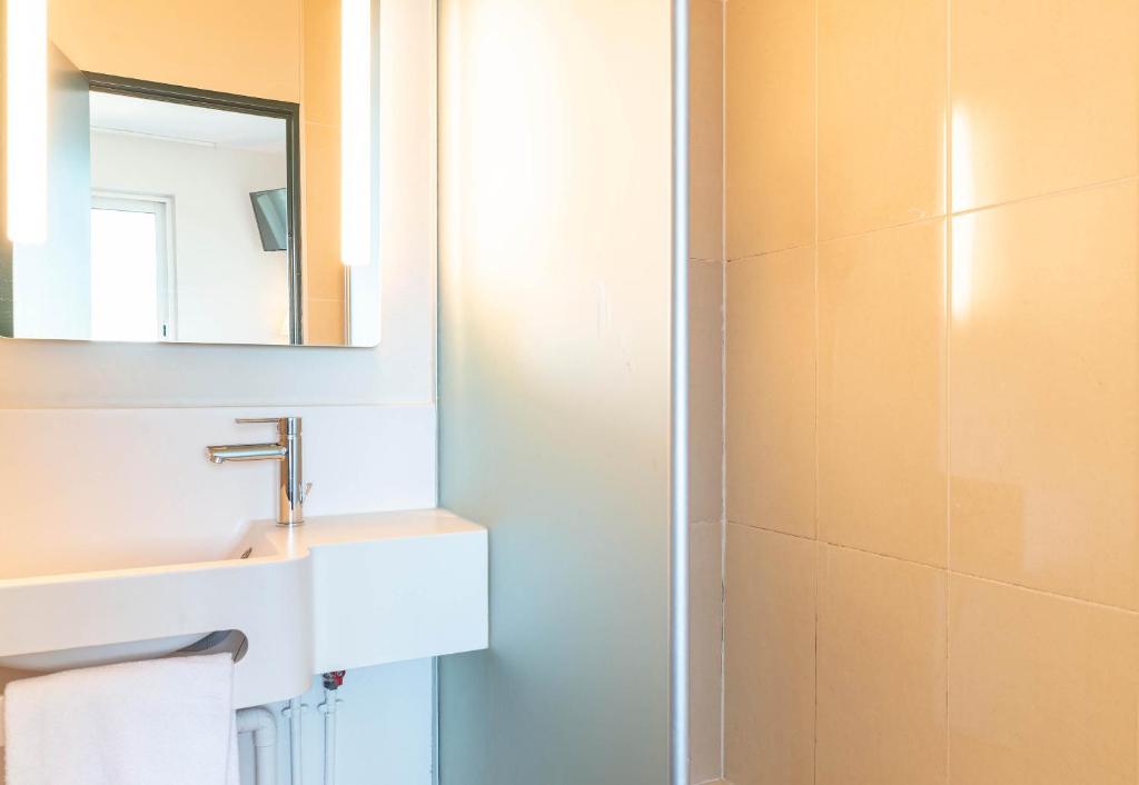 B&B HOTEL Nantes Centre - Resim 8