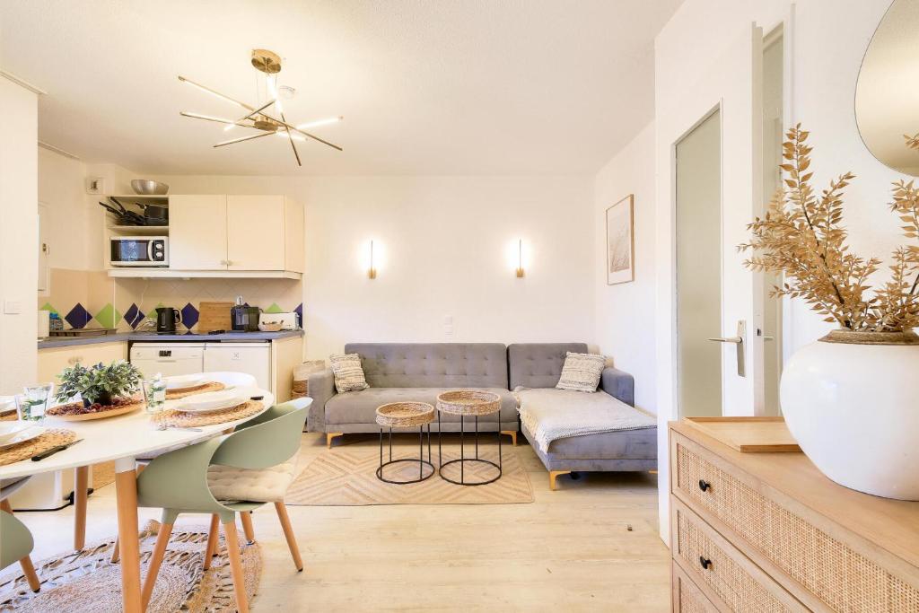 un salon avec un canapé et une table dans l'établissement Résidence Saint-Raphaël Valescure - maeva Home - Appartement chaleureux avec terrasse 2 pièces 6 personnes - Prestige - super Home MAE-6731, à Valescure