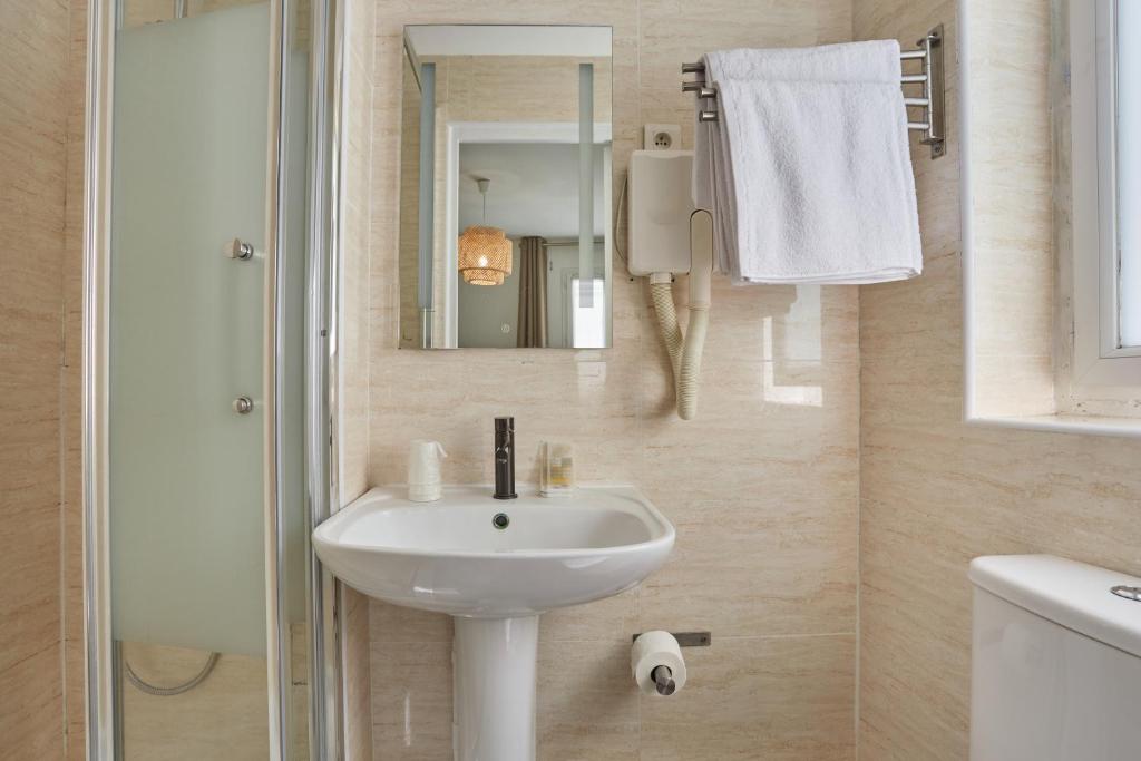 Koupelna v ubytování Merryl Hotel