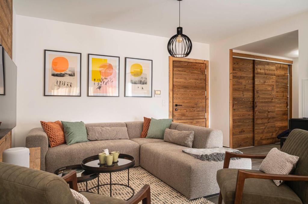 un salon avec un canapé et une table dans l'établissement Apartment Sycamore, aux Gets