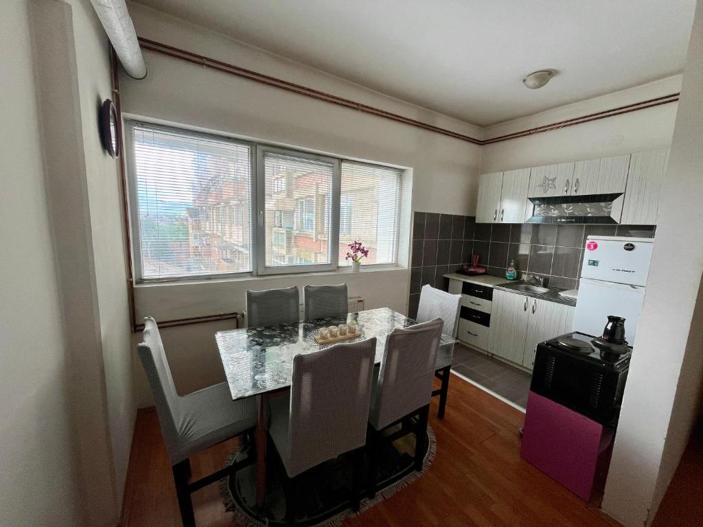 eine Küche mit einem Tisch und Stühlen in der Unterkunft apartman centar S in Pirot