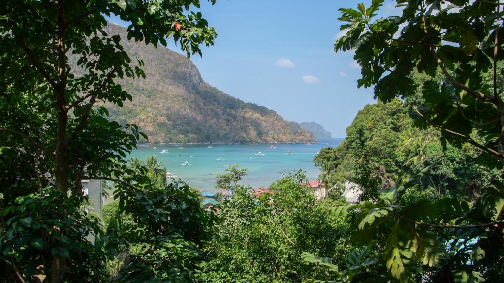 vistas al océano desde una montaña en The Piupiu Nest, en Iriga City