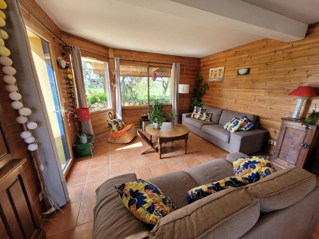 un salon avec un canapé et une table dans l'établissement evasion exotique à 700 metres de la plage, à Plouescat