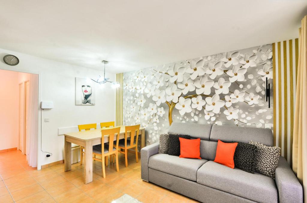 un salon avec un canapé et une table dans l'établissement La résidence du Lac - maeva Home - Appartement avec terrasse et parking 2 pièces 4 personnes - Prestige - super Home MAE-6811, à Monflanquin