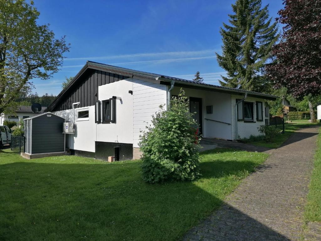 een wit huis met een zwart dak bij Ferienhaus Berganker in Willingen in Willingen