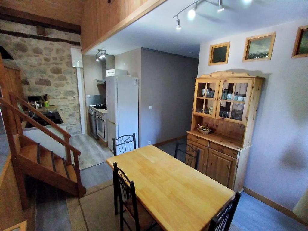 Kuchyň nebo kuchyňský kout v ubytování Ancienne grange réhabilitée et Grangette avec piscine et jardin