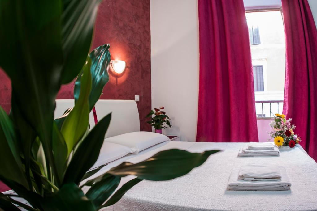 a bedroom with a bed and a potted plant at Gio' Suites in Rome