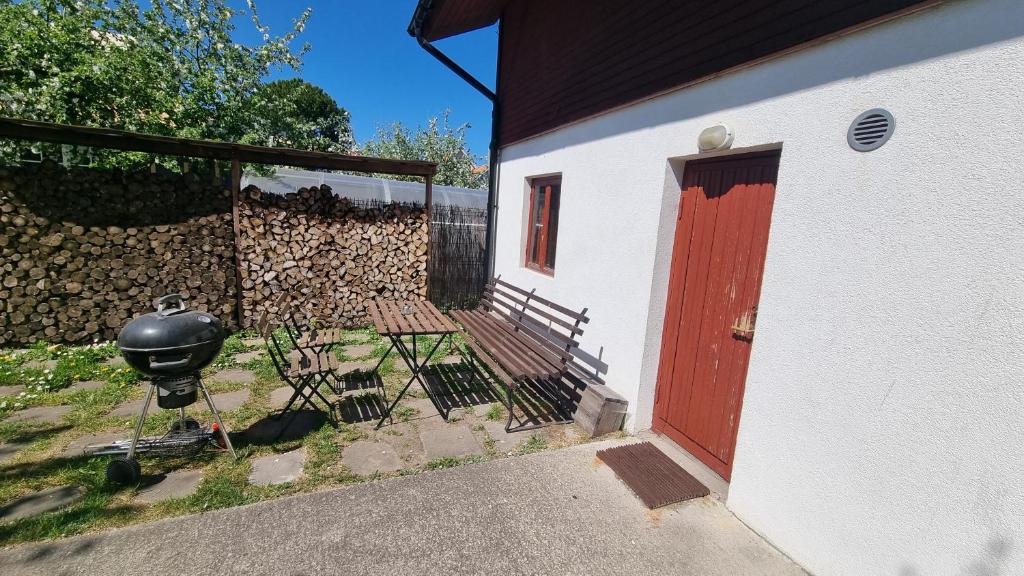 un edificio blanco con una puerta roja y una parrilla en Tihase studio apartment with sauna, en Tallin