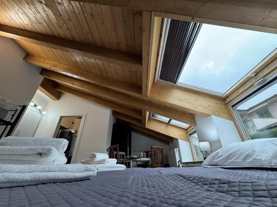 ein Schlafzimmer mit einem großen Bett und einem großen Fenster in der Unterkunft Comfort Room 4 Dogana Svizzera in San Fermo della Battaglia