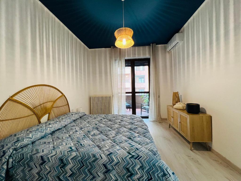 a bedroom with a bed and a blue ceiling at Trilocale centro Gallarate in Gallarate