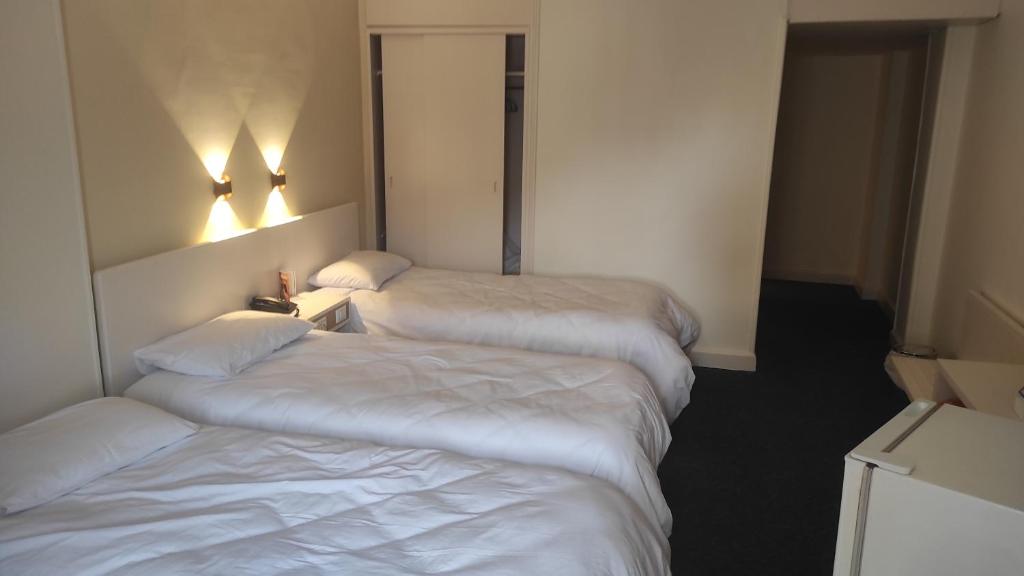 Postel nebo postele na pokoji v ubytování Beirut Hotel Cairo
