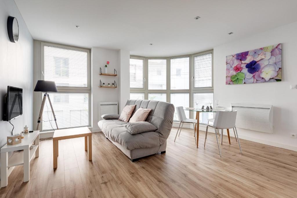 un salon avec un canapé et une table dans l'établissement Appartement Luce - Welkeys, à Lille