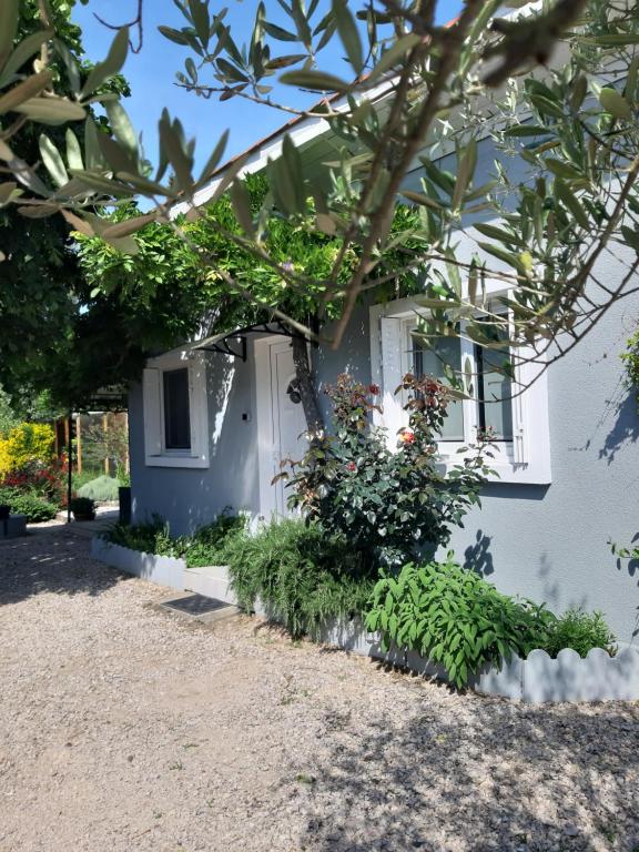 une maison blanche avec quelques plantes devant elle dans l'établissement L'Oustalet, à Carbonne