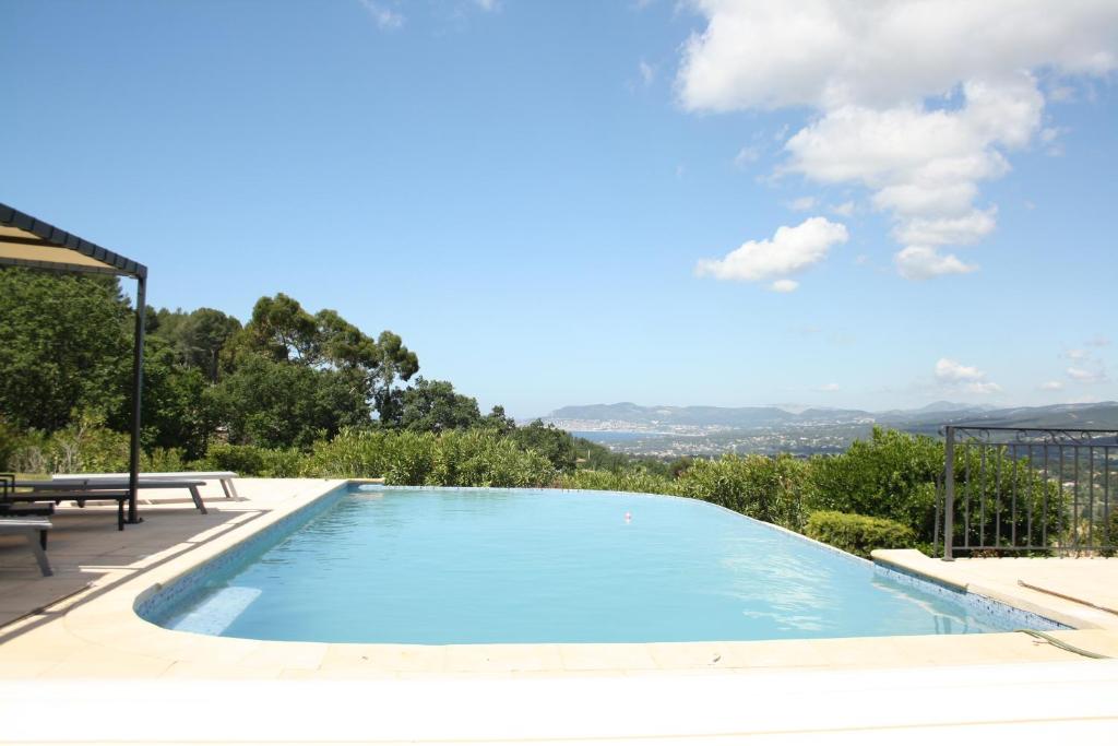 une piscine avec vue sur les montagnes dans l'établissement Grande villa 230 m2 avec piscine et vue mer panoramique à proximité des Plages et du Circuit Paul Ricard, à Saint-Côme