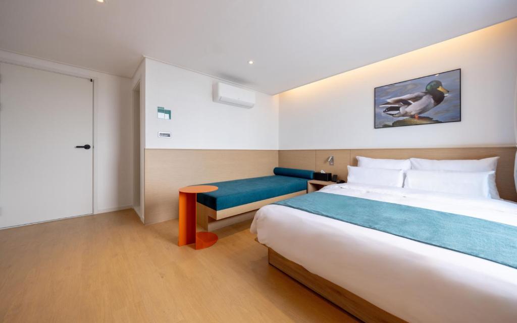 Postel nebo postele na pokoji v ubytování Aank Vacation Hotel Sokcho
