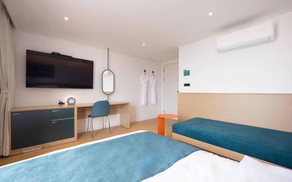 Postel nebo postele na pokoji v ubytování Aank Vacation Hotel Sokcho