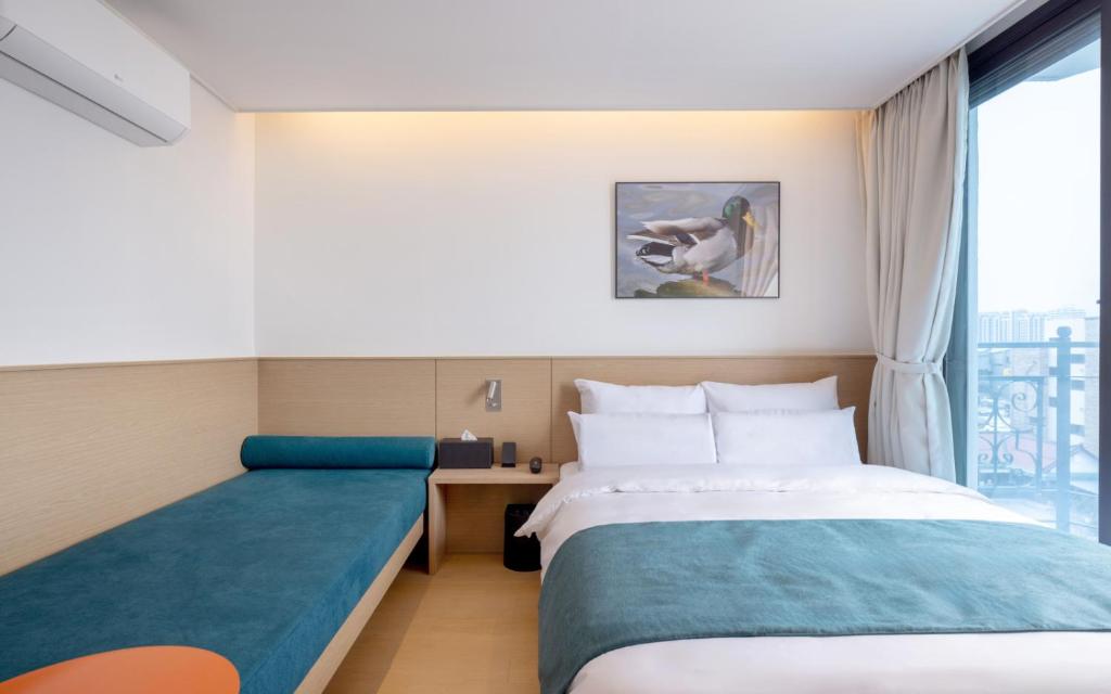 Postel nebo postele na pokoji v ubytování Aank Vacation Hotel Sokcho