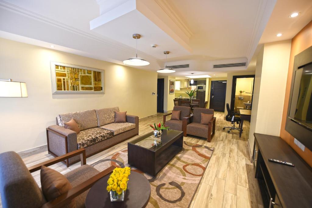 sala de estar con sofá y TV en Mestil Hotel & Residences, en Kampala