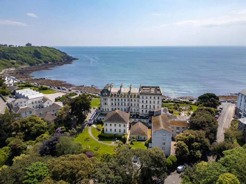 una vista aérea de un edificio junto al océano en The Falmouth Hotel en Falmouth