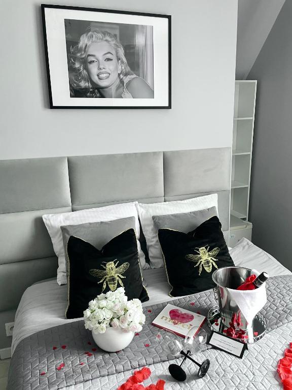 Postel nebo postele na pokoji v ubytování Pokoje Marilyn Monroe