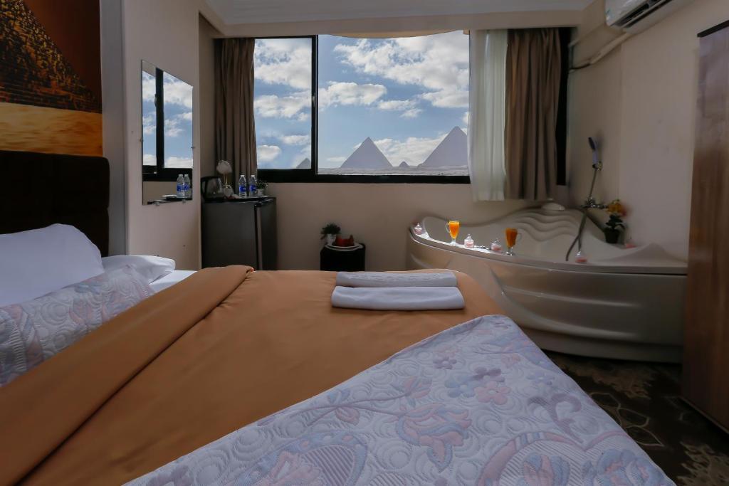 Postel nebo postele na pokoji v ubytování panorama pyramids& jacuzzi