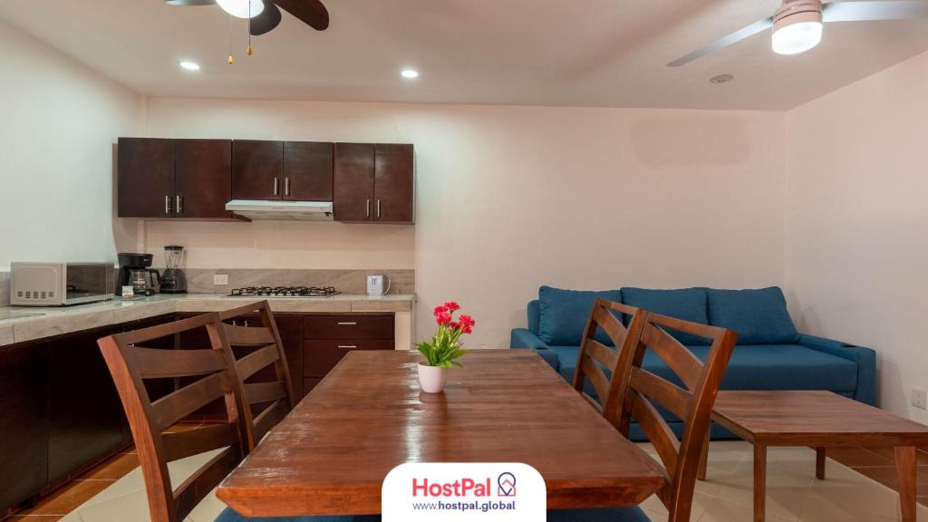 kuchnia i jadalnia ze stołem i niebieską kanapą w obiekcie New Spacious Retreat in Puerto Vallarta w mieście Puerto Vallarta