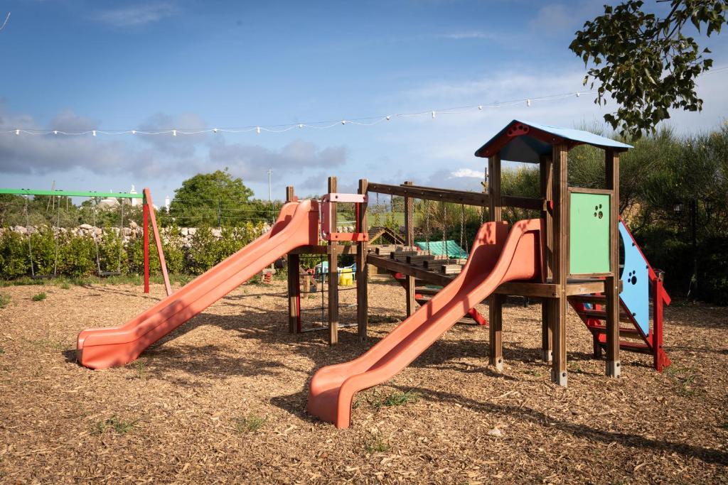 une aire de jeux avec 2 toboggans et une structure de jeux dans l'établissement Il Trullo Volza, à Locorotondo