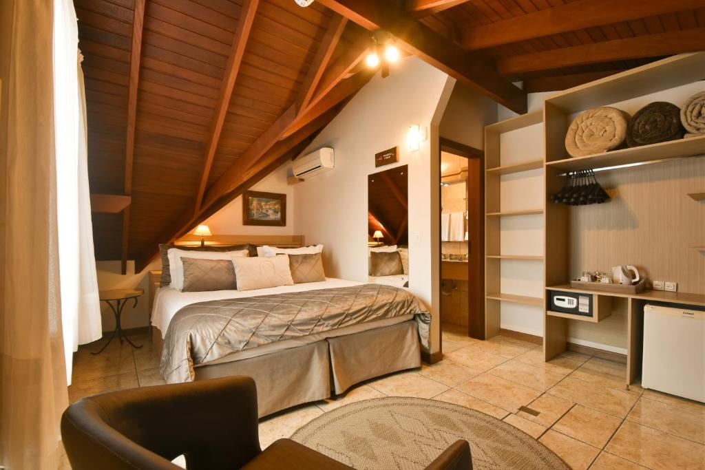um quarto com uma cama num quarto em Pousada Belluno em Gramado