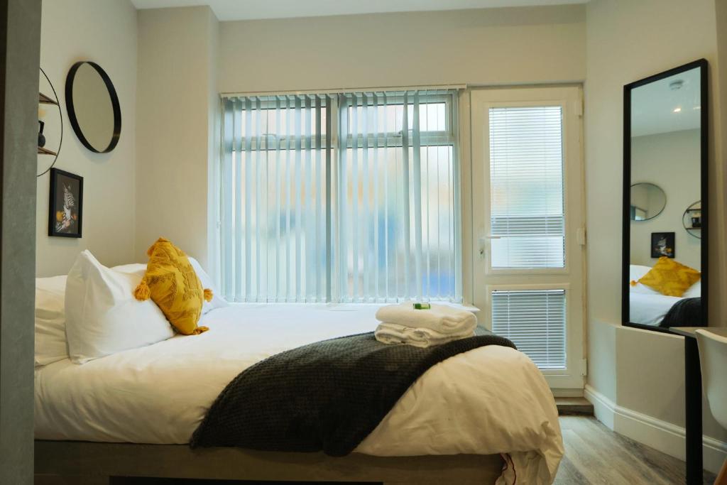 un dormitorio con un gato sentado en una cama en St Nichola's studio, en Bristol