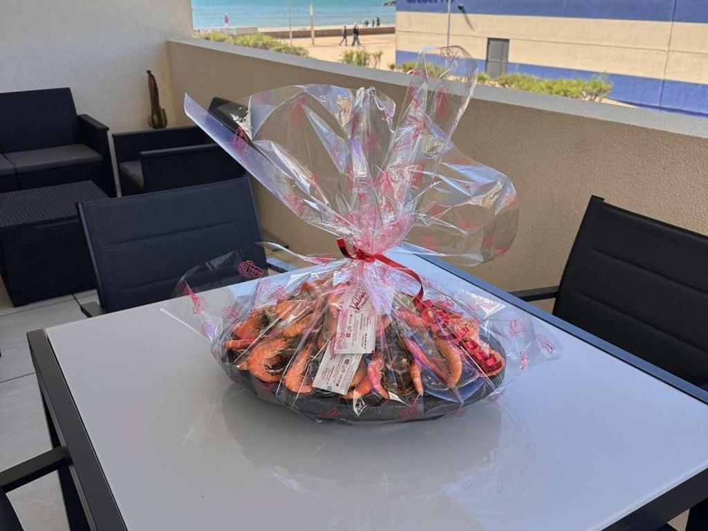 un bol de nourriture posé sur une table avec dans l'établissement Appartement T2 de standing, face mer, 4 pers, à 30m de la plage, parking privatif - FR-1-701-73, à Valras-Plage