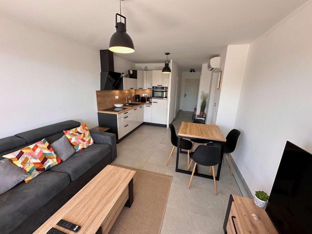 A seating area at Appartement Valras-Plage, 2 pi&egrave;ces, 5 personnes - FR-1-701-73