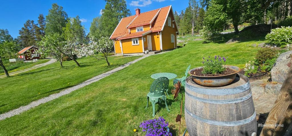 una casa en una colina con un patio en Cozy Country House en Spydeberg