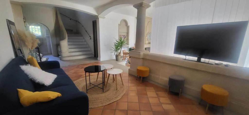 un salon avec un canapé et une télévision à écran plat dans l'établissement Villa charmante à Monteux + piscine, à Monteux