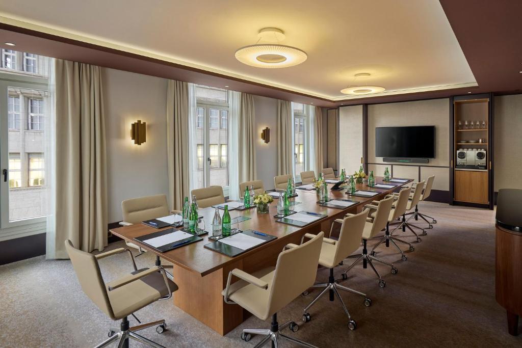 TV a/nebo společenská místnost v ubytování Mandarin Oriental Savoy, Zurich
