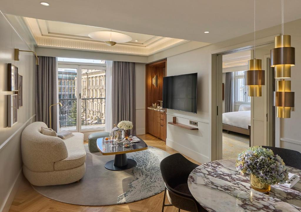 TV a/nebo společenská místnost v ubytování Mandarin Oriental Savoy, Zurich